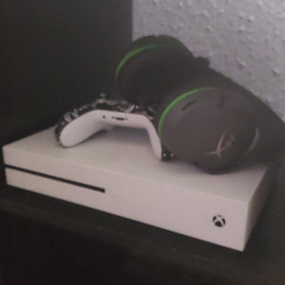 Xbox1s with wireless controller and wireless headset - Picture 1 of 1